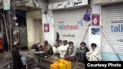 چمن میں ایک بند دکان کے باہر ایک خوانچہ فروش سبز چائے بیچ رہا ہے۔ بلوچستان کی معاشرتی زندگی میں سبر چائے کی بڑی اہمیت ہے اور چائے کے اسٹال باہمی رابطوں اور تبادلہ خیالات کے ایک اہم مقام کی حیثیت رکھتے ہیں۔