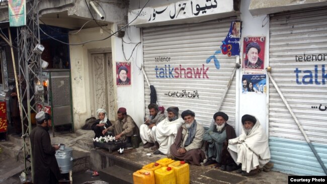 چمن میں ایک بند دکان کے باہر ایک خوانچہ فروش سبز چائے بیچ رہا ہے۔ بلوچستان کی معاشرتی زندگی میں سبر چائے کی بڑی اہمیت ہے اور چائے کے اسٹال باہمی رابطوں اور تبادلہ خیالات کے ایک اہم مقام کی حیثیت رکھتے ہیں۔