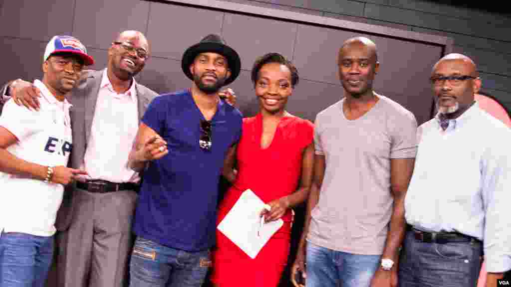 Le chanteur-compositeur Fally Ipupa, troisième à gauche, entrouré des présentateurs de "Vous et Nous" Anasthasie Tudieshe, quatrième à droite et de Roger Muntu, deuxième à gauche, ainsi que des membres de l'équipe de "Vous et Nous" ainsi que de certains de ses fans.