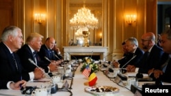 El presidente Donald Trump junto a su delegación se reunieron con el primer ministro de Bélgica, Charles Michel. 