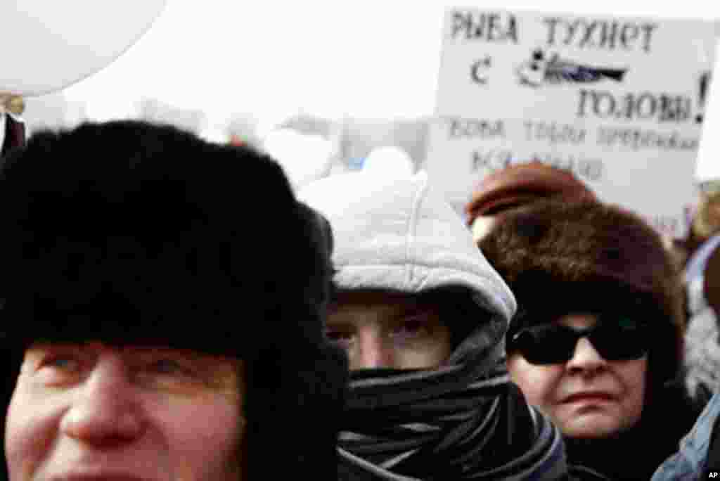 Tens of thousands of protesters gathered in front of a stage in sub-zero weather on Bolotnaya Square in Moscow to listen to opposition speakers and musicians perform, February 4, 2012. (VOA - Y. Weeks)