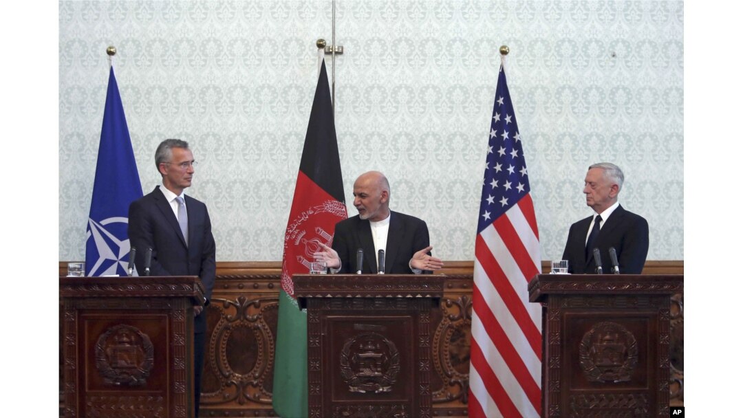 Afg'oniston rahbari Ashraf G'ani NATO Bosh kotibi Yens Stoltenberg va AQSh Mudofaa vaziri Jim Mattis, Kobul, 27-sentabr, 2017