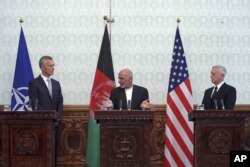 Afg'oniston rahbari Ashraf G'ani NATO Bosh kotibi Yens Stoltenberg va AQSh Mudofaa vaziri Jim Mattis, Kobul, 27-sentabr, 2017