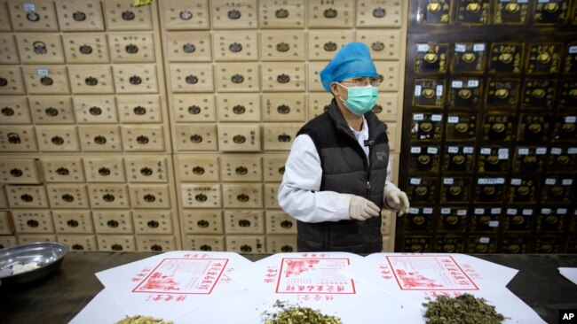 资料照片:北京博爱堂中医院出售的黃芪、 青蒿和艾草等中药材。(2020年3月13日)