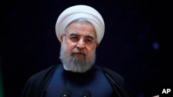 El presidente Hassan Rouhani, realizó una exposición de los últimos logros de la tecnología espacial de Irán en Teherán, Irán. El ministro de Comunicaciones y Tecnología de la Información Mahmoud Vaezi, lo acompaña a Rouhani.