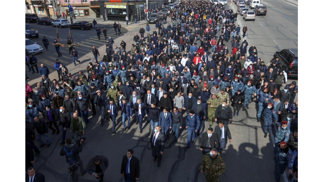 Ermenistan Başbakanı Nikol Paşinyan ve destekçileri Erivan sokaklarında darbe girişimi karşıtı yürüyüş düzenledi.