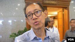 Ahli pemasaran Hermawan Kertajaya menyarankan biaya promosi berbiaya rendah dengan dampak besar, seperti melalui media sosial. (VOA/Muliarta)