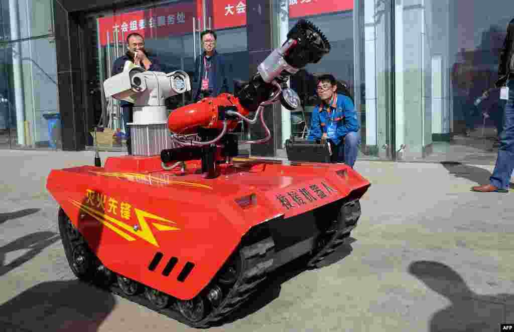 رونمایی از ربات آتش نشان در نمایشگاه تکنولوژی چین