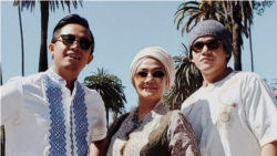 Yafi Fayruz (kiri), bersama sang Ibu, Dina Rismayanti (tengah), dan Yulfiano (kanan) dok: pribadi