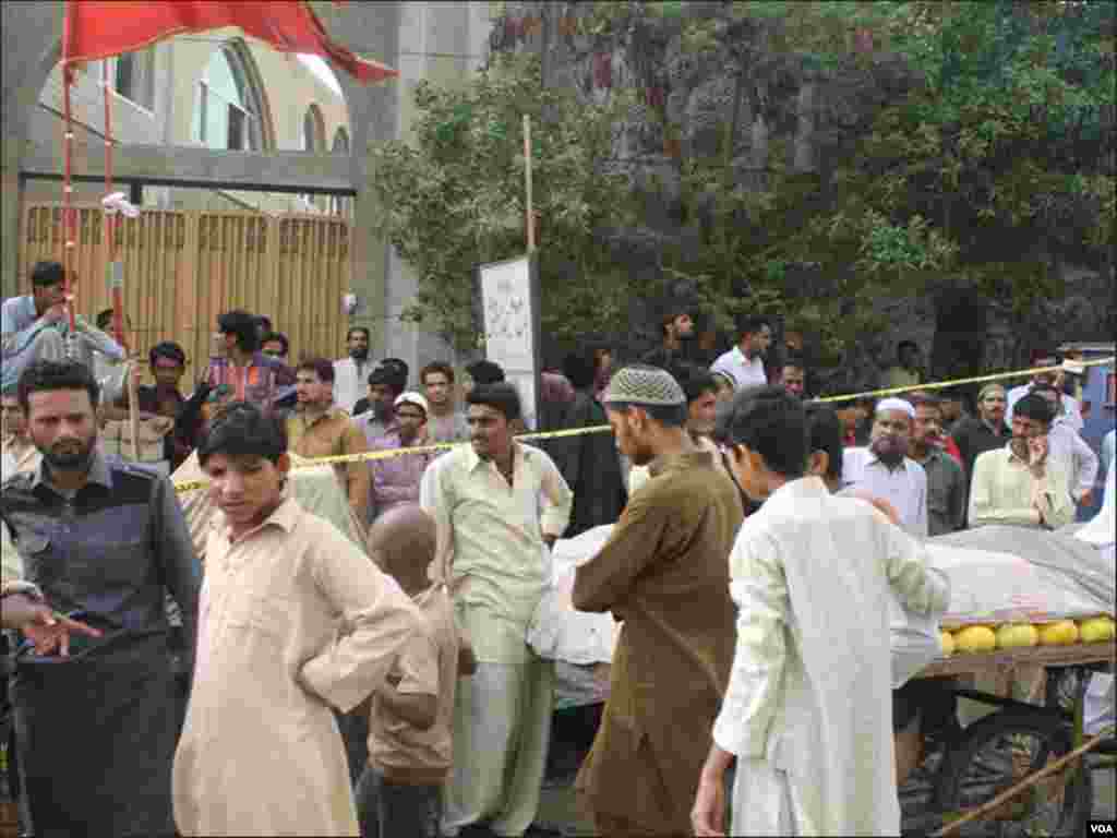 کراچی کے علاقے صدر میں قائم مسجد کے گیٹ کے باہر دھماکہ ہوا۔