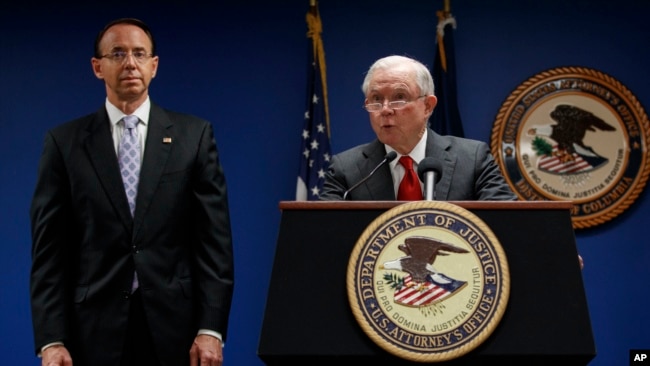 美国司法部长塞申斯和副部长罗森斯坦在华盛顿举行记者会，宣布打击跨国有组织犯罪的措施。（2018年10月15日）