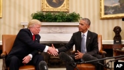 奧巴馬總統在白宮與當選總統川普握手（2016年11月10日）