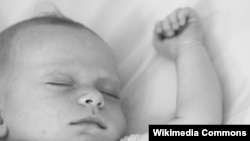 Yeni bir araştırmaya göre bebeklerin uykuya dalıncaya kadar ağlamalarına izin vermekte bir sakınca yok.