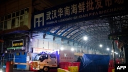 中国湖北省武汉市卫生应急队的消毒车辆驶离已被关闭的武汉华南海鲜批发市场。（资料照片，2020年1月11日）