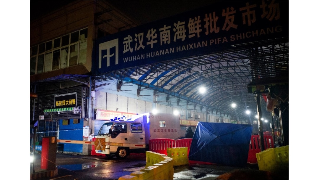 湖北省武漢市衛生應急隊的消毒車輛駛離已被關閉的武漢華南海鮮批發市場。(2020年1月11日)