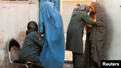 Avganistanske pripadnice policije pretražuju žene