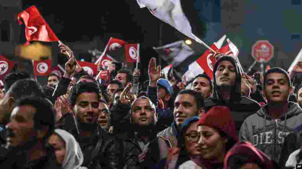 Des partisans se réunissent alors que Moncef Marzouki, président tunisien sortant et candidat à la présidentielle, donne un discours, après le second tour de l&#39;élection présidentielle du pays, à Tunis, diamnche 21 décembre 2014.