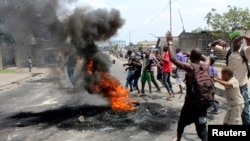 Des manifestants ont brulé un pneu sur une avenue, protestant contre la modificationde la loi électorale le 20 janvier 2015 à Kinshasa.