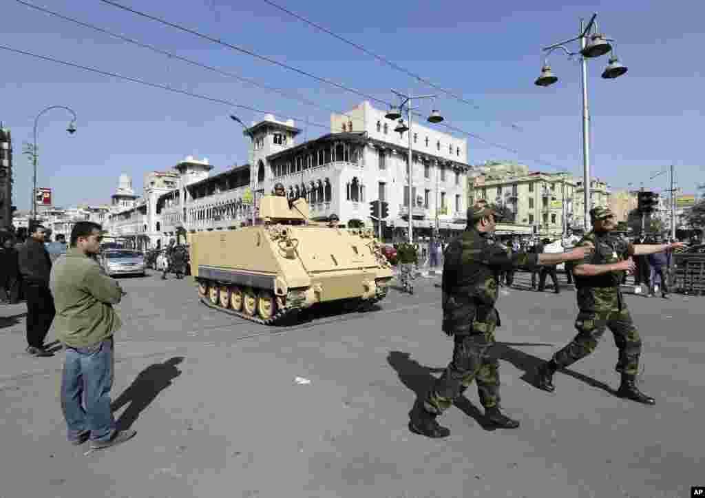 The Egyptian Army deploys near the presidential palace after clashes between supporters and opponents of President Mohamed Morsi in Cairo, Egypt, December 6, 2012.