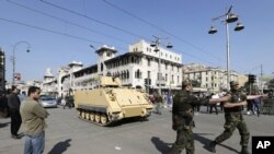 Déploiement militaire près du palais présidentiel au Caire, le 6 déc. 2012