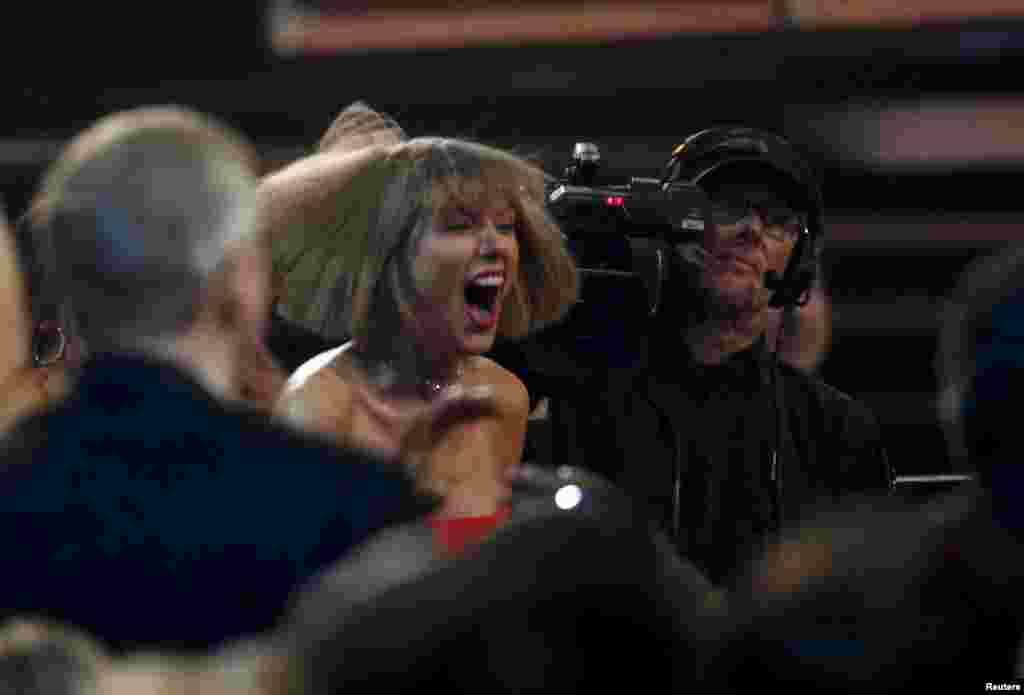 Taylor Swift reacts after hearing Ed Sheeran won Song of the Year at the 58th Grammy Awards in Los Angeles, California, Feb. 15, 2016.