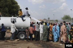 Para pengungsi Sudan berkumpul di dekat markas misi PBB di Kordofan selatan. Setelah Somalia, badan pangan PBB memperingatkan ancaman kelaparan di Sudan selatan.