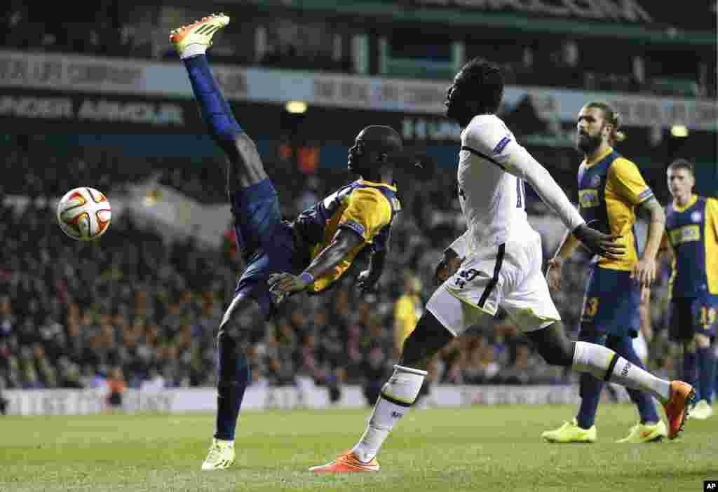 Khalifa Sankare de Asteras, à gauche, contre la balle de Emmanuel Adebayor de Tottenham lors du match de football Europa League Groupe C entre Totteham Hotspur et Asteras Tripolis au stade White Hart Lane à Londres, le jeudi 23 octobre 2014.