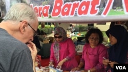 Pengunjung Indonesia Culinary Festival KJRI Houston, Texas memilih makanan di stan masakan Sumatra Barat.