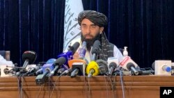Juru bicara Taliban, Zabihullah Mujahid, memberikan konferensi pers pertama di Kabul (17/8).