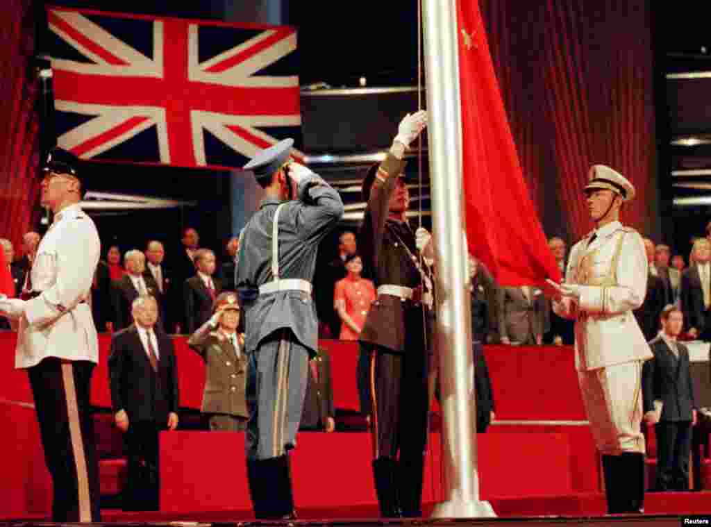 The Chinese flag is raised by People&#39;s Liberation Army soldiers to signal Hong Kong&#39;s return to Chinese sovereignty after 156 years of British rule, in Hong Kong, July 1, 1997.&nbsp;