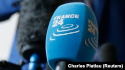 Un micro de la chaîne de télévision française France 24 lors d'une conférence de presse à Paris, le 23 octobre 2014.