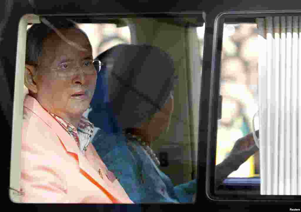 Thailand's King Bhumibol Adulyadej and Queen Sirikit leave Siriraj hospital in Bangkok, August 1, 2013.