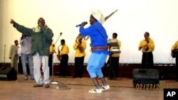 ሃንደበትን ብርሃነን ኣብ መድረኽ