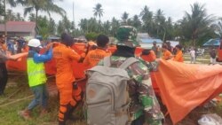 Personel Basarnas mendirikan posko tanggap darurat dalam simulasi darurat bencana banjir bandang dan gempa bumi di Sigi, Sulawesi Tengah, pada 27 Oktober 2021. (Foto: VOA/Yoanes Litha)