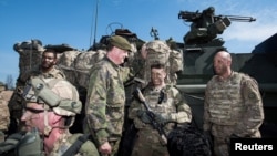 핀란드 방위군의 셰포 토이포넨(가운데) 중장이 지난 5월 핀란드 니니살로에서 진행된 미군과의 합동훈련에서 미군 병사들을 격려하고 있다. (자료사진)