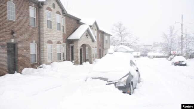 Imagen tomada de un video de redes sociales de la tormenta de nieve en Columbia, Missouri, el sábado 12 de enero de 2019. Cortesía de Hillary Tan, a través de Reuters.