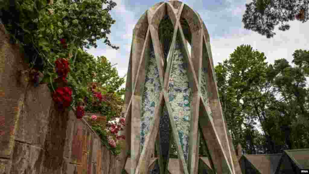 عکسی از مقبره، آرامگاه خیام نیشابوری ، شاعر ایرانی در روزی که به نام او نامیده شده است.