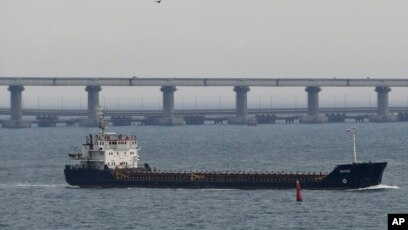 Một chiếc tàu di chuyển gần cây cầu bắc qua Eo biển Kerch, Crimea, ngày 26 tháng 11, 2018.