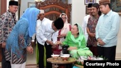 Ibu Sinta Nuriyah menyuguhkan bubur merah putih kepada Presiden Jokowi, yang mengunjunginya pada haul Gus Dur ke 78. (Courtesy : Setpres RI)