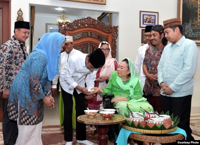 Ibu Sinta Nuriyah menyuguhkan bubur merah putih kepada Presiden Jokowi, yang mengunjunginya pada haul Gus Dur ke-78. (Foto : Setpres RI)