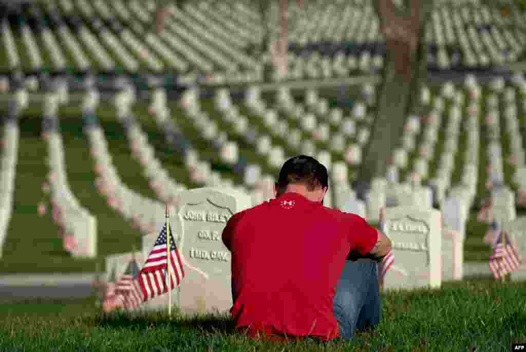 مختلف ریاستوں میں لوگوں نے سابق فوجیوں کے قبرستانوں کا رخ کیا اور وہاں امریکی پرچم رکھے۔