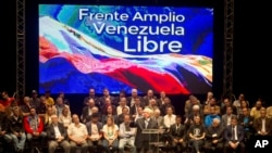 Omar Barboza, (centro al frente) preside de la Asamblea Nacional de Venezuela habla duranate el anuncio de la creación de un frente amplio para exigir elecciones libres el 8 de marzo de 2018, en Caracas, Venezuela.
