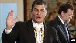 El presidente de Ecuador, Rafael Correa, llega al palacio de La Moncloa, en España, para conversar el presidente del gobierno español, Mariano Rajoy.