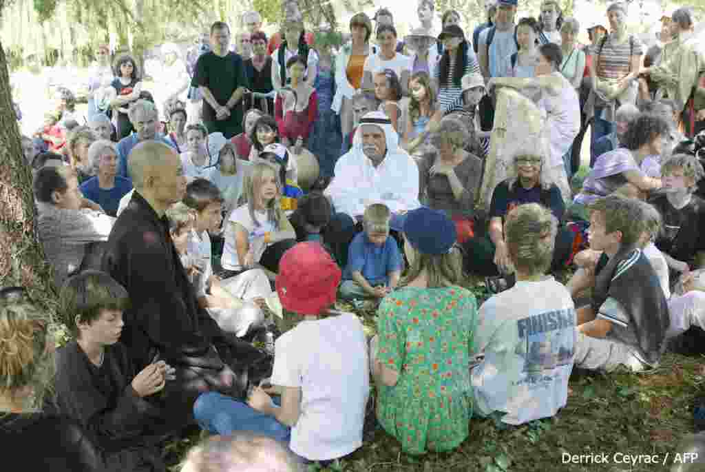 ព្រះសង្ឃ Thich Nhat Hanh អង្គុយជាមួយក្មេងៗមកពីប្រទេសហ៊្សកដានីកាលពីខែសីហា ឆ្នាំ ២០០៤ នៅវត្ត Plum Village ដែលព្រះអង្គបានបង្កើតឡើង។ វត្តនេះត្រូវបានគេទទួលស្គាល់ដោយសារវត្តនេះបានប្រឹងប្រែងសម្រួលឲ្យមានការពិភាក្សាគ្នារវាងជាតិសាសន៍ជ្វីហ្វនិងជាតិសាសន៍អារ៉ាប់នៅក្នុងប្រទេសអ៊ីស្រាអែល។ តាមរយៈកិច្ចប្រឹងប្រែងនេះ ព្រះអង្គ Thich Nhat Hanh បានបន្តយកចិត្តទុកដាក់លើការប្រឆាំងសង្គ្រាម ទោះក្រោយវៀតណាមបានបញ្ចប់សង្គ្រាមនៅឆ្នាំ ១៩៧៥ ក្តី។ ជាងនេះទៀត នៅក្រោយហេតុការណ៍ភេរវកម្មថ្ងៃទី ១១ ខែកញ្ញា លើសហរដ្ឋអាមេរិក ព្រះអង្គបានក្លាយជាអ្នកប្រឆាំងដ៏សកម្មនឹងការលុកលុយដែលដឹកនាំដោយសហរដ្ឋអាមេរិកនៅក្នុងប្រទេសអាហ្វហ្គានីស្ថាន និងអ៊ីរ៉ាក់។