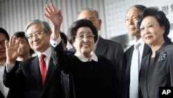 Lee Hee-ho (tengah) istri dari mendiang Presiden Korea Selatan Kim Dae-jung, di bandara Gimpo, Seoul, Korea Selatan (5/8). 