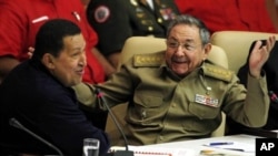 Cuba's President Raul Castro, right, reacts while Venezuela's President Hugo Chavez speaks during a meeting in Havana, Cuba, 8 Nov, 2010
