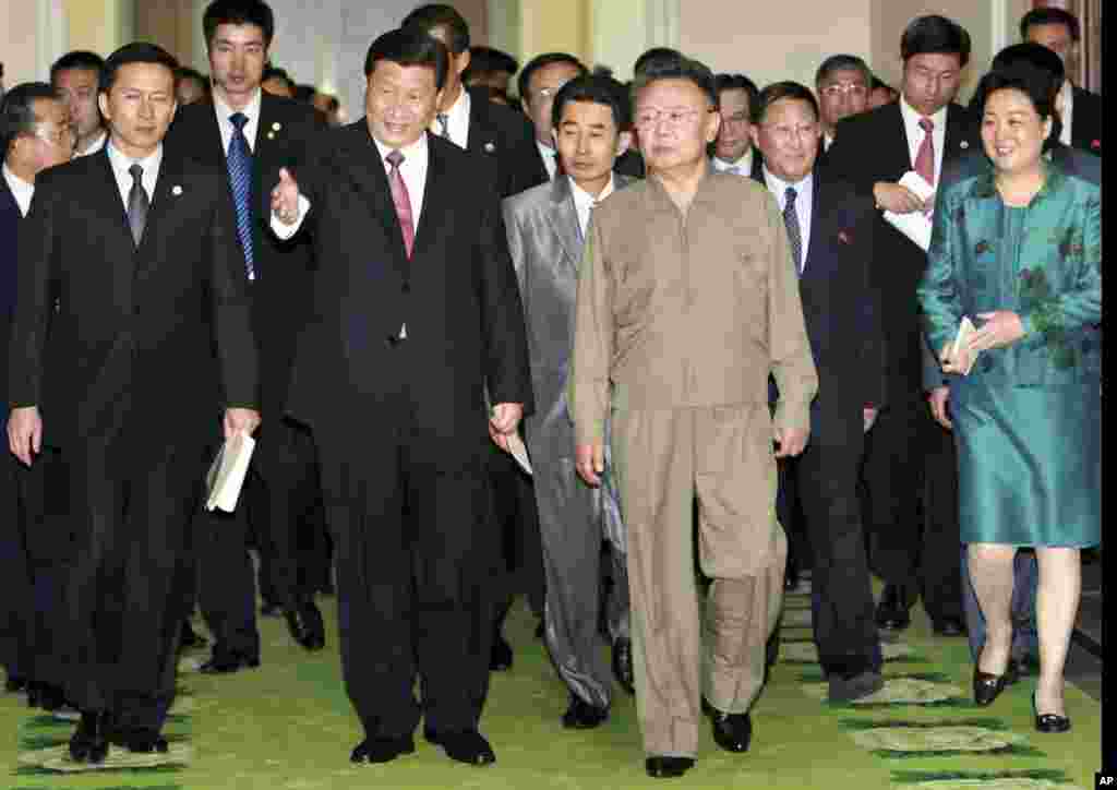 2008年6月18日，中国国家副主席习近平和朝鲜领导人金正日在平壤走向会议厅。这是习近平就任国家副主席后的第一次出访。但习近平就任中共总书记之后，对朝鲜冷淡，没去访问过。2018年3月金正恩访华后，两国关系改善。 4月中旬，美国有线电视台CNN报道说，习近平准备尽快访问朝鲜。中国外交部发言人华春莹在例行记者会上说，她不了解有关习近平计划访问朝鲜的信息，但中国和朝鲜有高层互访的传统。金正恩访问北京期间曾邀请习近平访问朝鲜，据报道习近平当时欣然接受。 &nbsp;