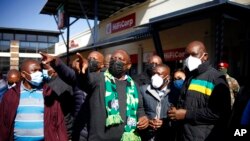 Prezida wa Afrika y'epfo, Cyril Ramaphosa ariko agendera igice ca Soweto casinzikajwe n'imigumuko