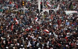 Sejumlah Ormas Islam melakukan aksi protes terhadap UU Omnibus Law Cipta Kerja di Jakarta, hari Selasa 13 Oktober 2020. (foto: REUTERS / Willy Kurniawan)