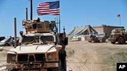 지난달 시리아 북부 만비즈 지역 미군 기지에서 장갑차량 한 대가 나오고 있다. 